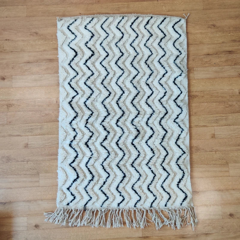 Tapis décoratif berbère avec design géométrique ZigZag, en noir et blanc pour un intérieur chic.
