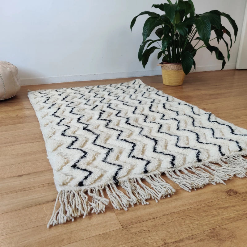 Tapis en laine fait main, motif ZigZag noir et blanc, esthétique berbère moderne.