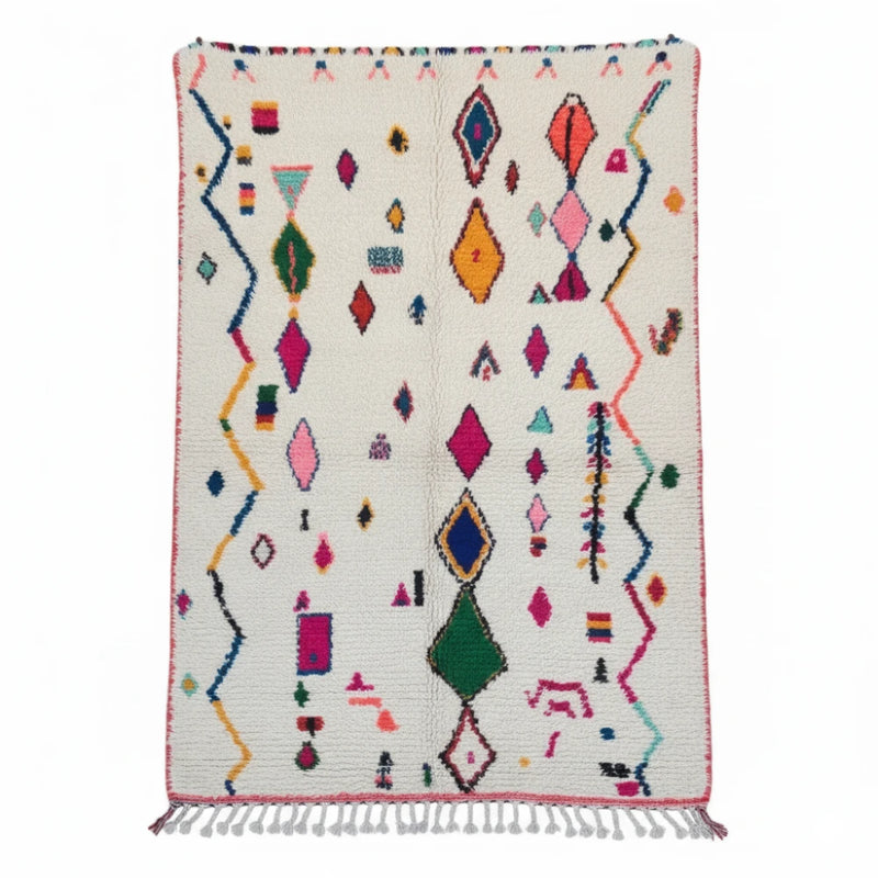 Tapis berbère coloré style Azilal à motifs géométriques variés et franges décoratives.
