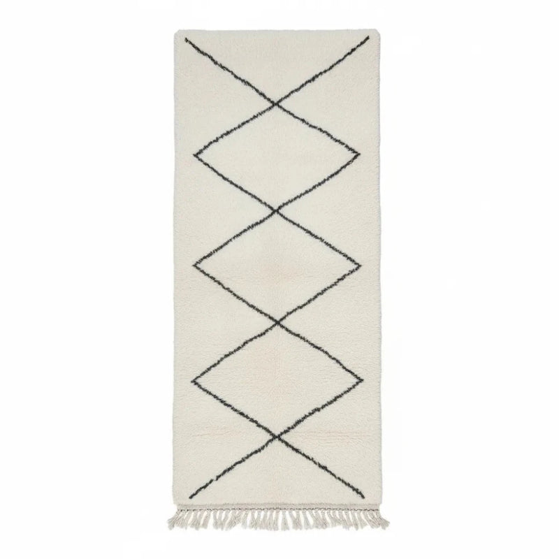 Tapis de couloir berbère en laine écrue à motifs losanges noirs, de style ethnique, avec franges décoratives.