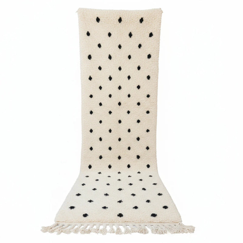 Tapis de couloir berbère blanc cassé à pois noirs parsemés, avec franges décoratives.