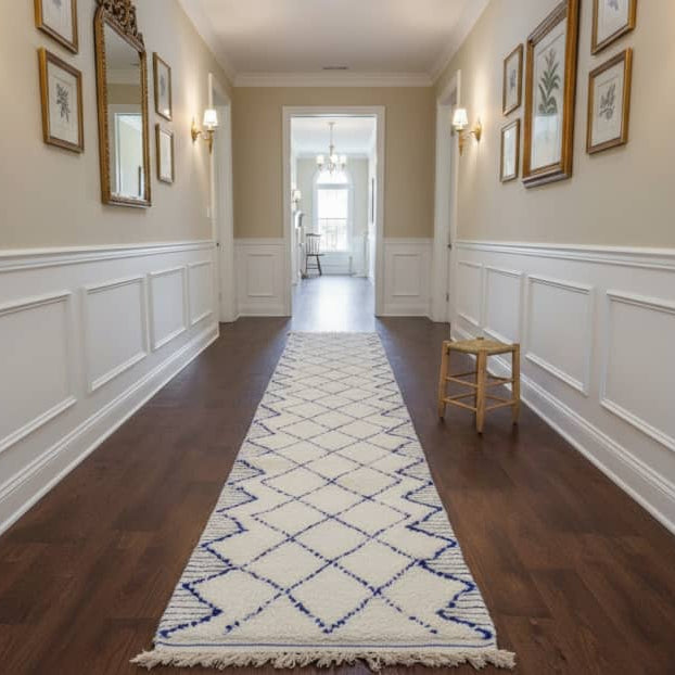 Tapis de couloir marocain bleu et blanc de 80x305 cm, à motif losanges, avec des franges décoratives.