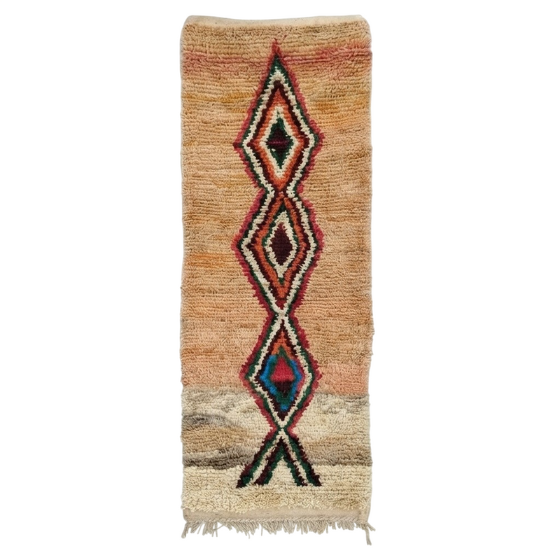 Tapis couloir marocain beige à texture shaggy, orné de losanges géométriques multicolores et de motifs en croix.