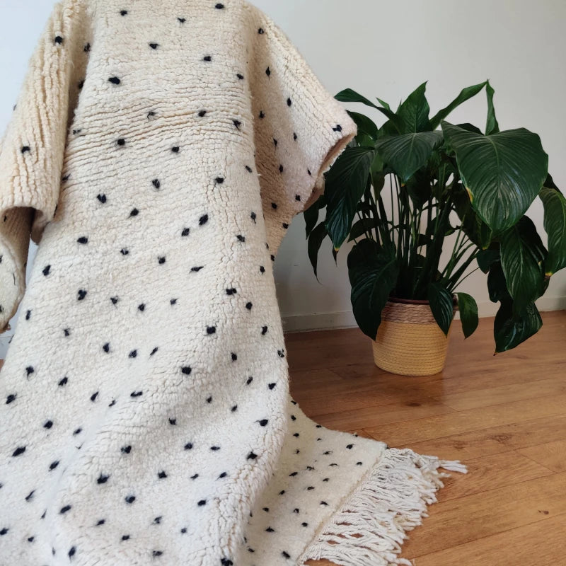 Beau tapis à pois noirs