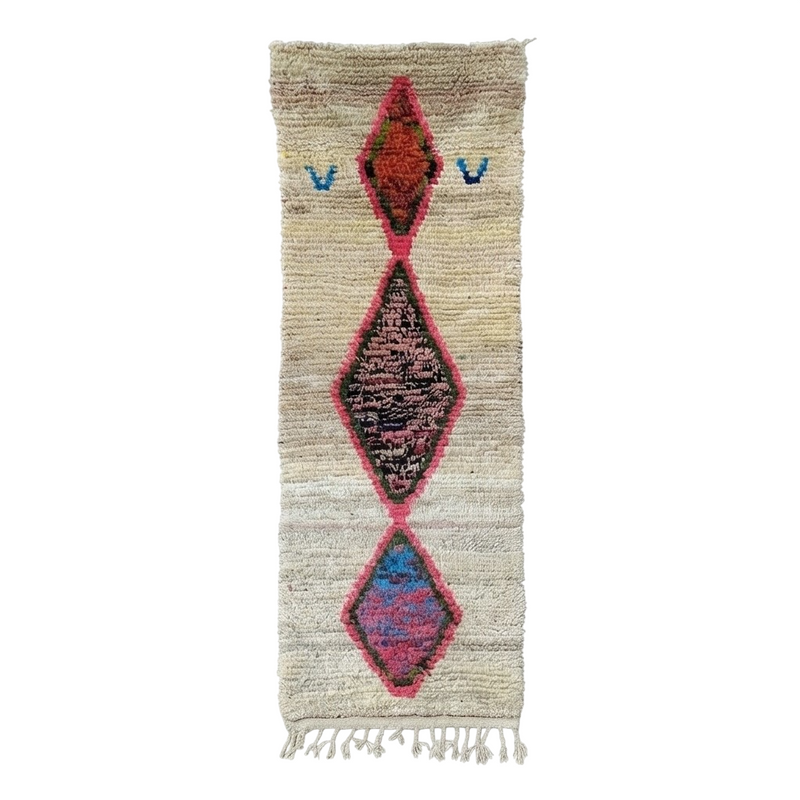 Tapis de couloir Boujad vintage écru avec trois grands losanges colorés et deux petits motifs bleus, à franges.
