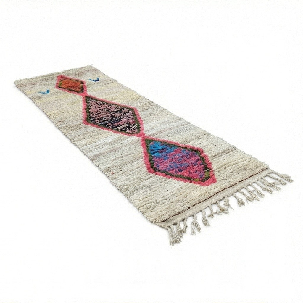 Tapis de couloir Boujad vintage blanc cassé, en laine, à motifs losanges multicolores avec franges.