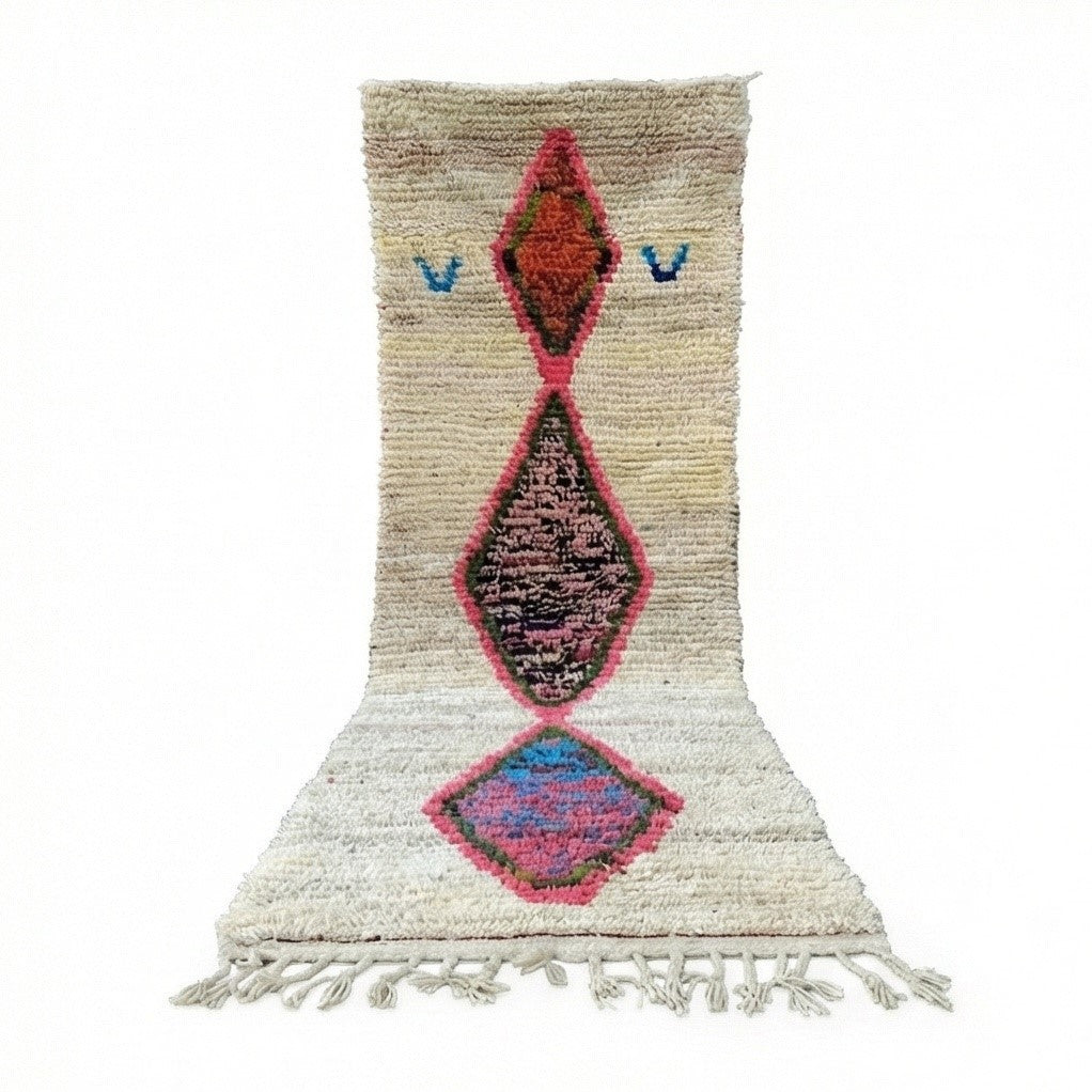 Tapis de couloir Boujad vintage crème à motifs losanges rouge, marron et bleu-rose, avec des franges.