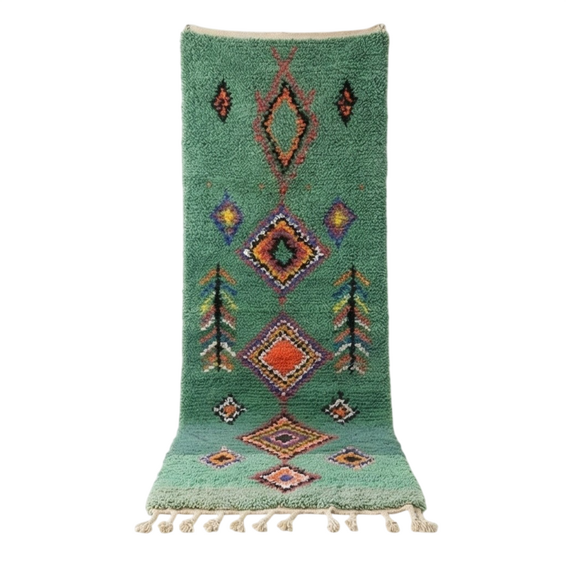 Tapis de couloir berbère vert bohème à motifs géométriques colorés, texture shaggy et pompons.