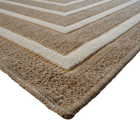 Tapis en jute beige à motif chevron géométrique crème, avec bord tressé, vue rapprochée d'un coin.
