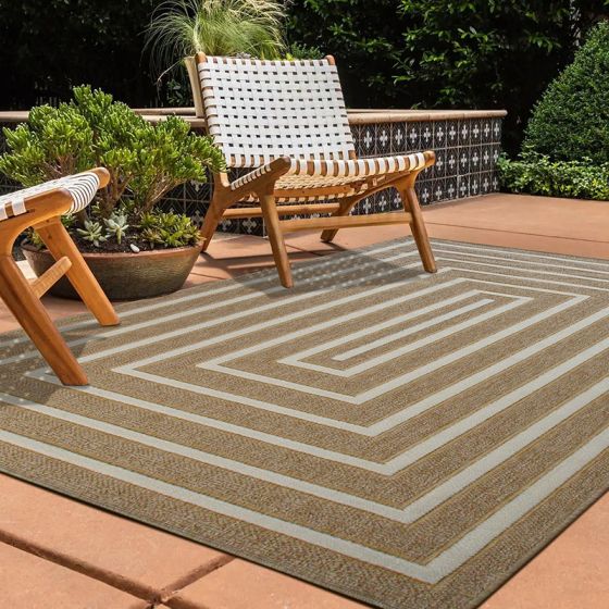 Tapis en jute marron et beige à motif géométrique en spirale rectangulaire sur un patio.