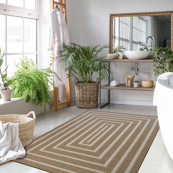 Tapis en jute à motif géométrique, beige avec des lignes concentriques blanches dans une salle de bain lumineuse.