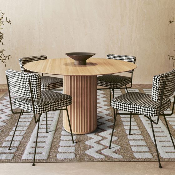 Tapis en jute beige géométrique contemporain, orné de motifs blancs en zigzags et rectangles, sous un ensemble de salle à manger.