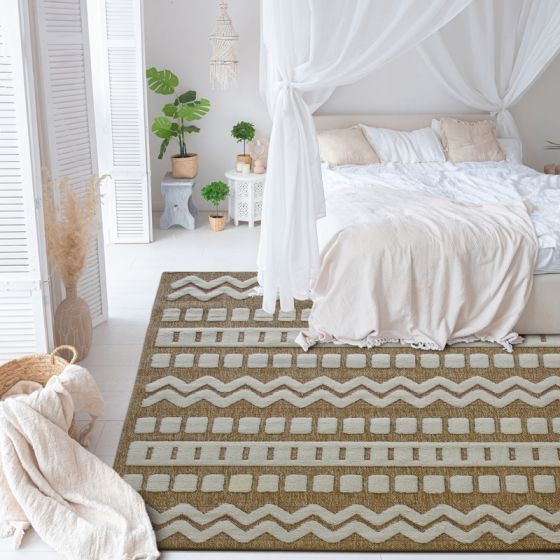 Tapis en jute beige géométrique contemporain avec motifs chevrons et carrés, dans une chambre lumineuse.