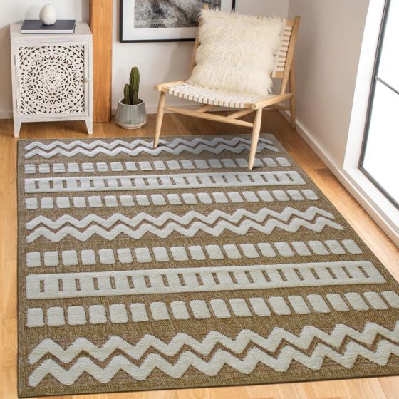 Tapis en jute beige contemporain avec des motifs géométriques clairs de zigzags et de rectangles, sur un plancher en bois.