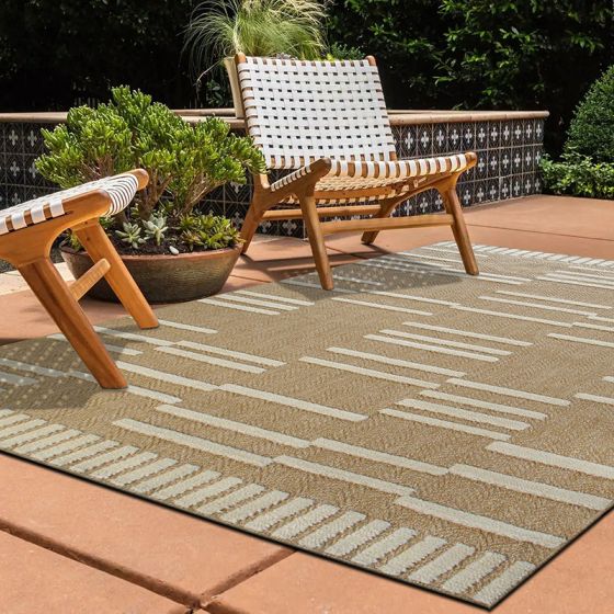 Tapis en jute beige aux motifs géométriques blancs en relief, sur une terrasse.