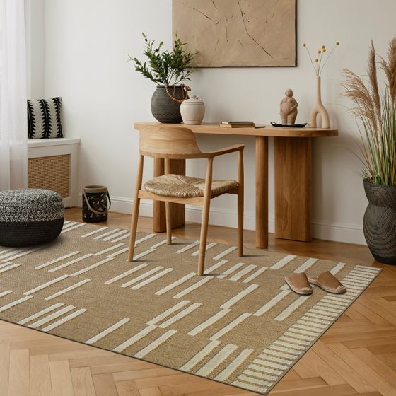 Tapis en jute beige avec motif en relief blanc et bordure rayée, sur un parquet en bois.