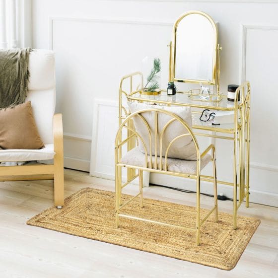 tapis en jute sous une coiffeuse