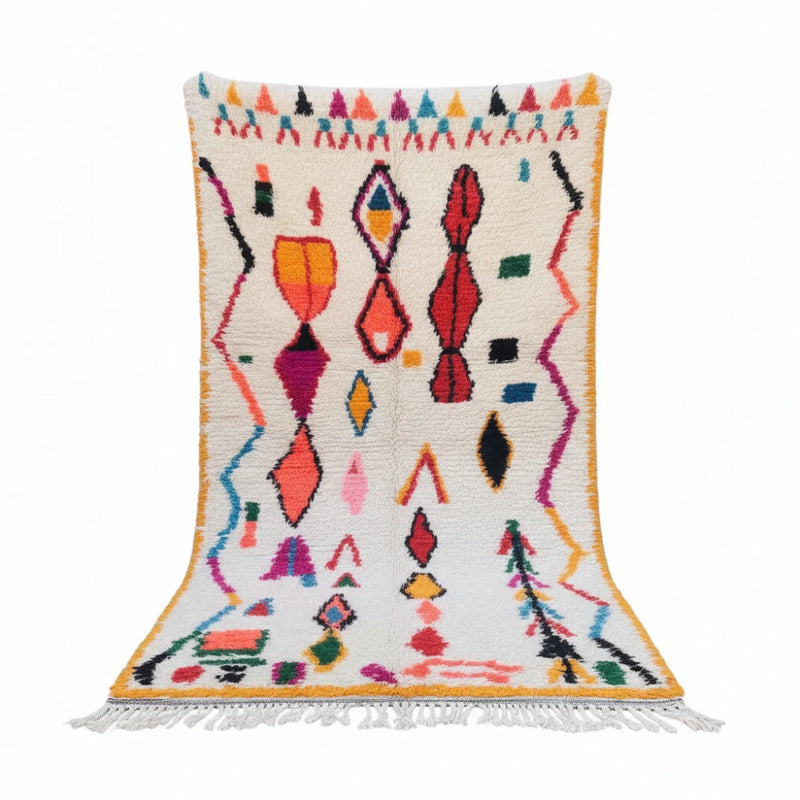 Tapis Azilal marocain à motifs géométriques multicolores sur fond blanc cassé.