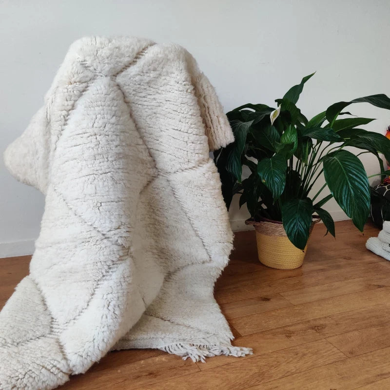 Tapis Berbère Losanges Blancs dans un Décor Intérieur