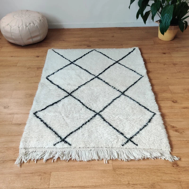 Tapis Marocain à Losanges Noirs dans un Décor Intérieur