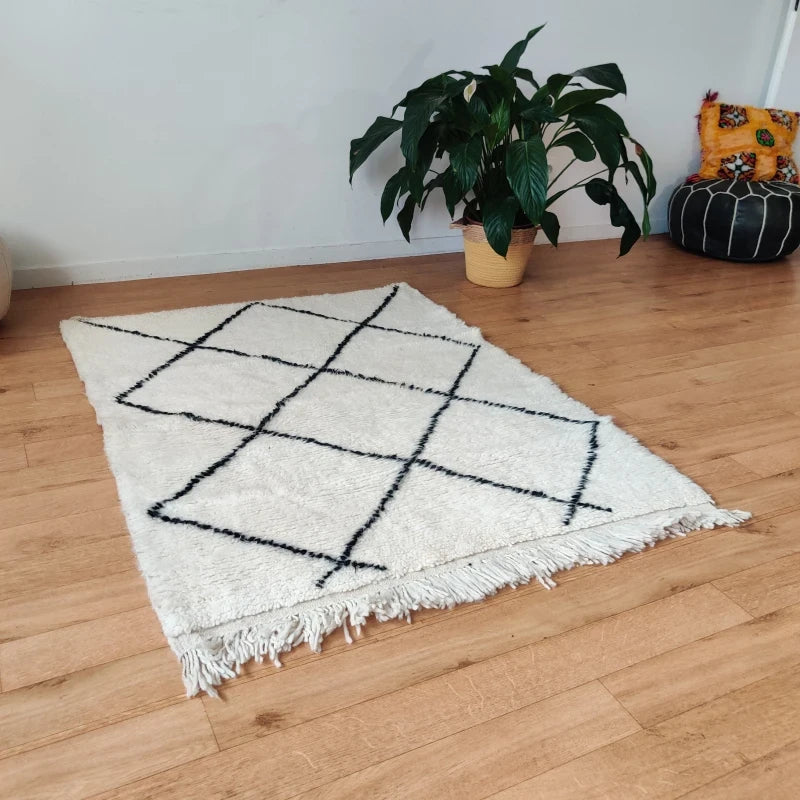 Vue Latérale du Tapis Marocain Losanges Noirs