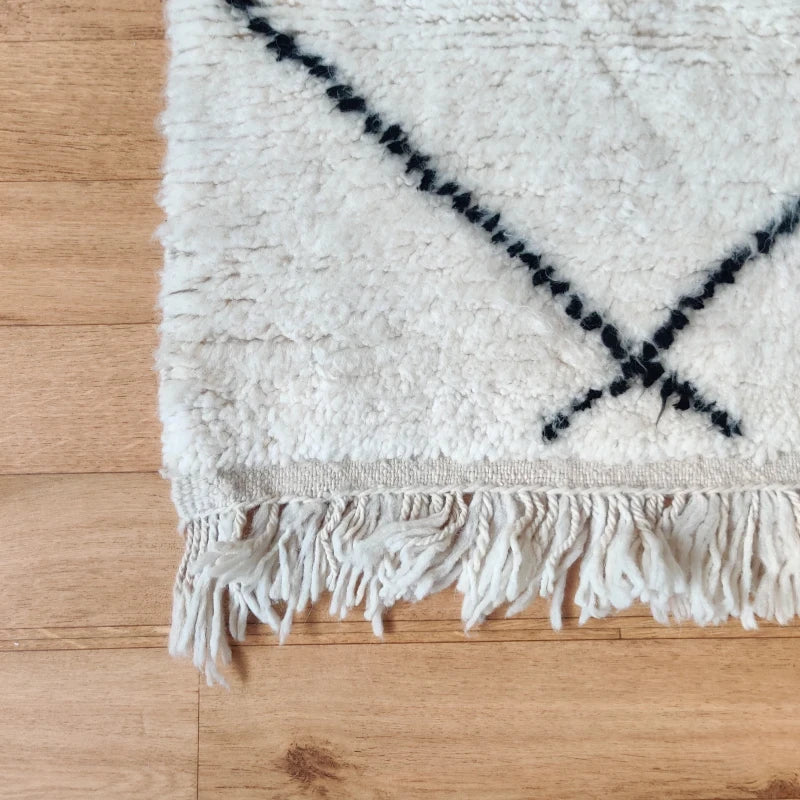 Gros Plan sur les Franges du Tapis Marocain à Losanges Noirs