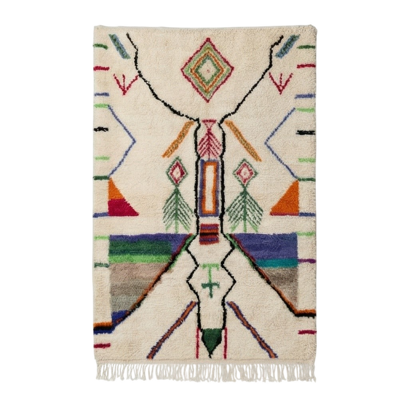 Tapis berbère marocain crème à motifs géométriques colorés et franges.