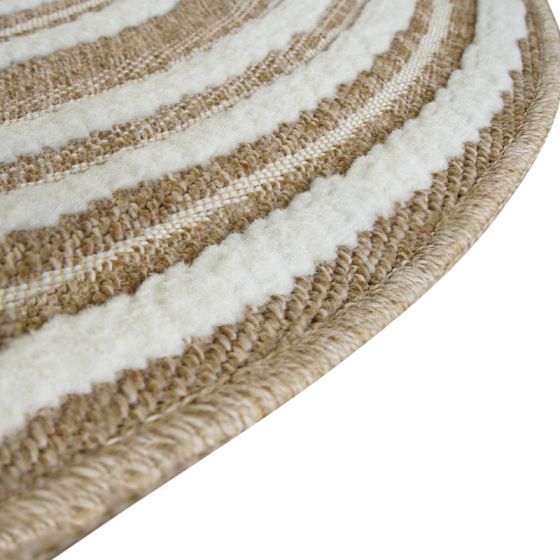 Tapis rond en jute naturel beige et blanc, aux motifs de bandes concentriques tressées et duveteuses.