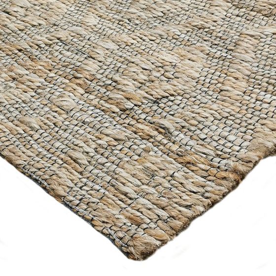 Tapis tressé en jute beige aux motifs losanges, présentant une texture fibreuse et un tissage serré.