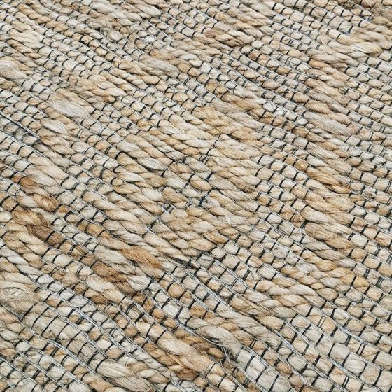 Tapis tressé en jute beige aux motifs losanges et détails de fils noirs.