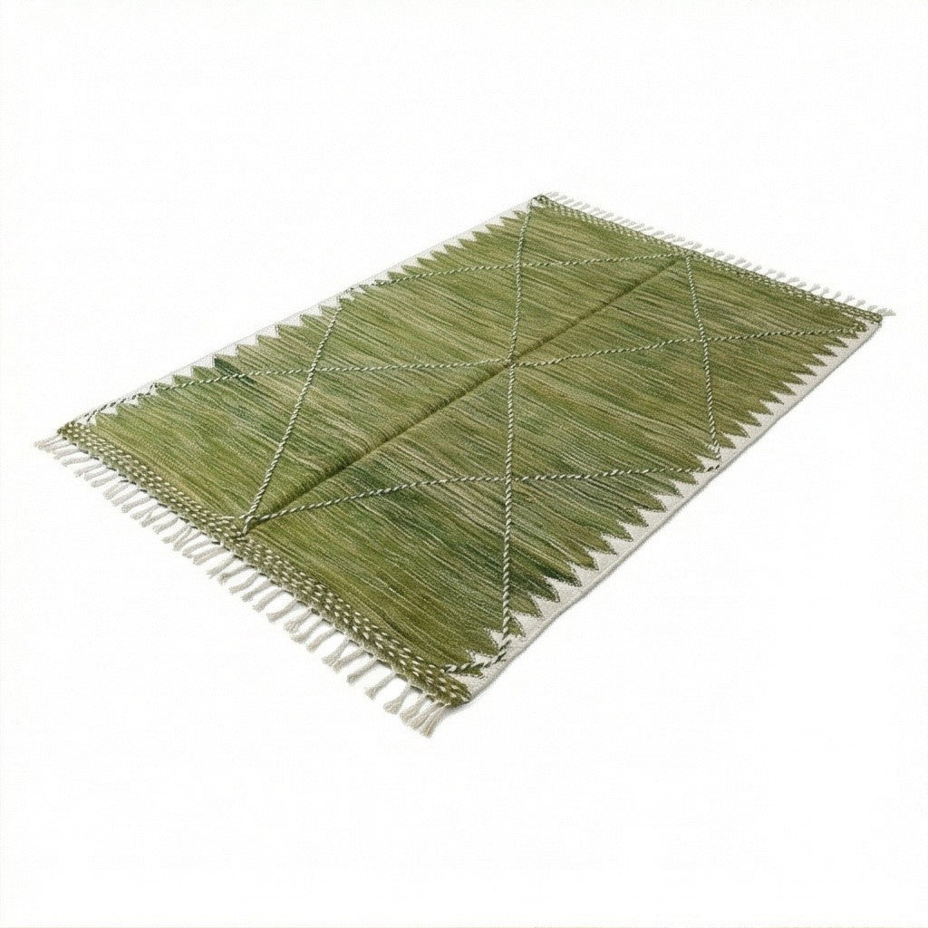 Tapis Zanafi vert, motif géométrique losanges, avec des franges sur les bords.