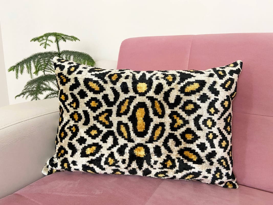 coussin en velours ikat