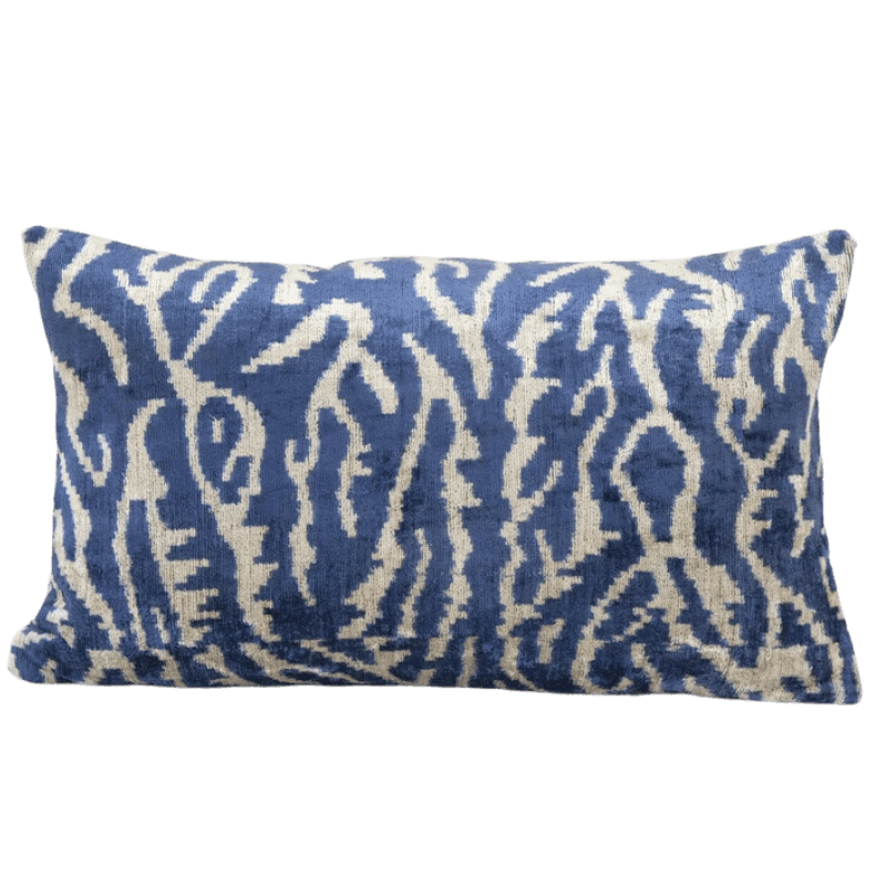 Coussin en velours Ikat bleu zébré | MAZIR