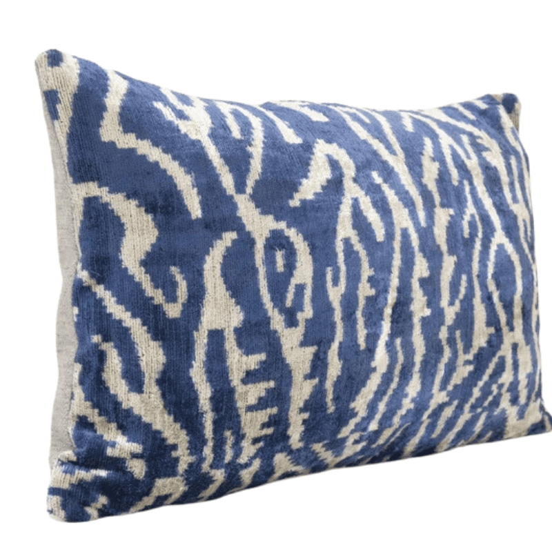 Coussin en velours Ikat zébré bleu céruléen