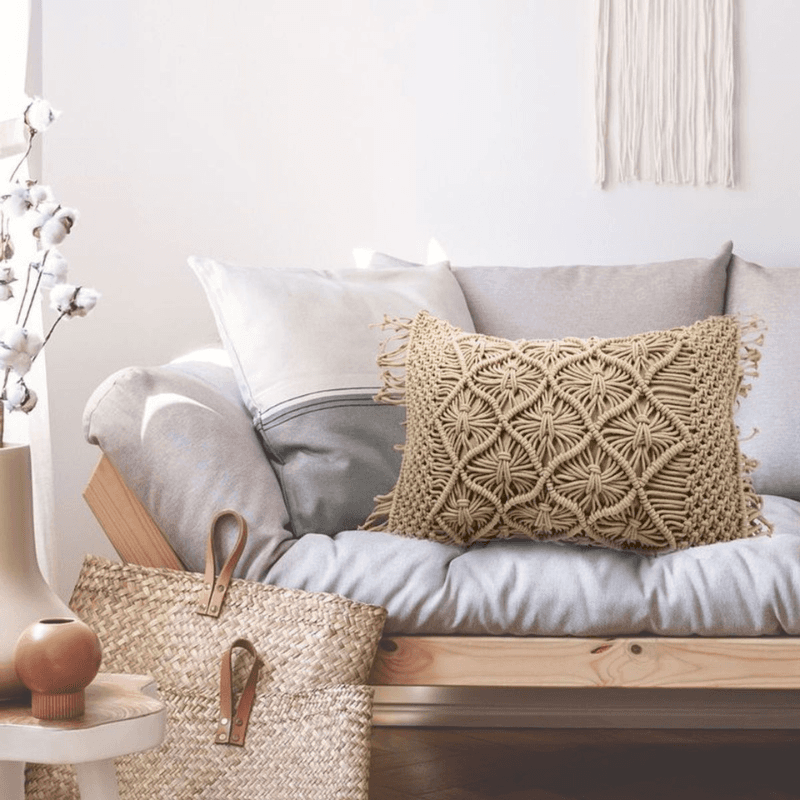 Housse de coussin macramé rose nude dans un intérieur bohème