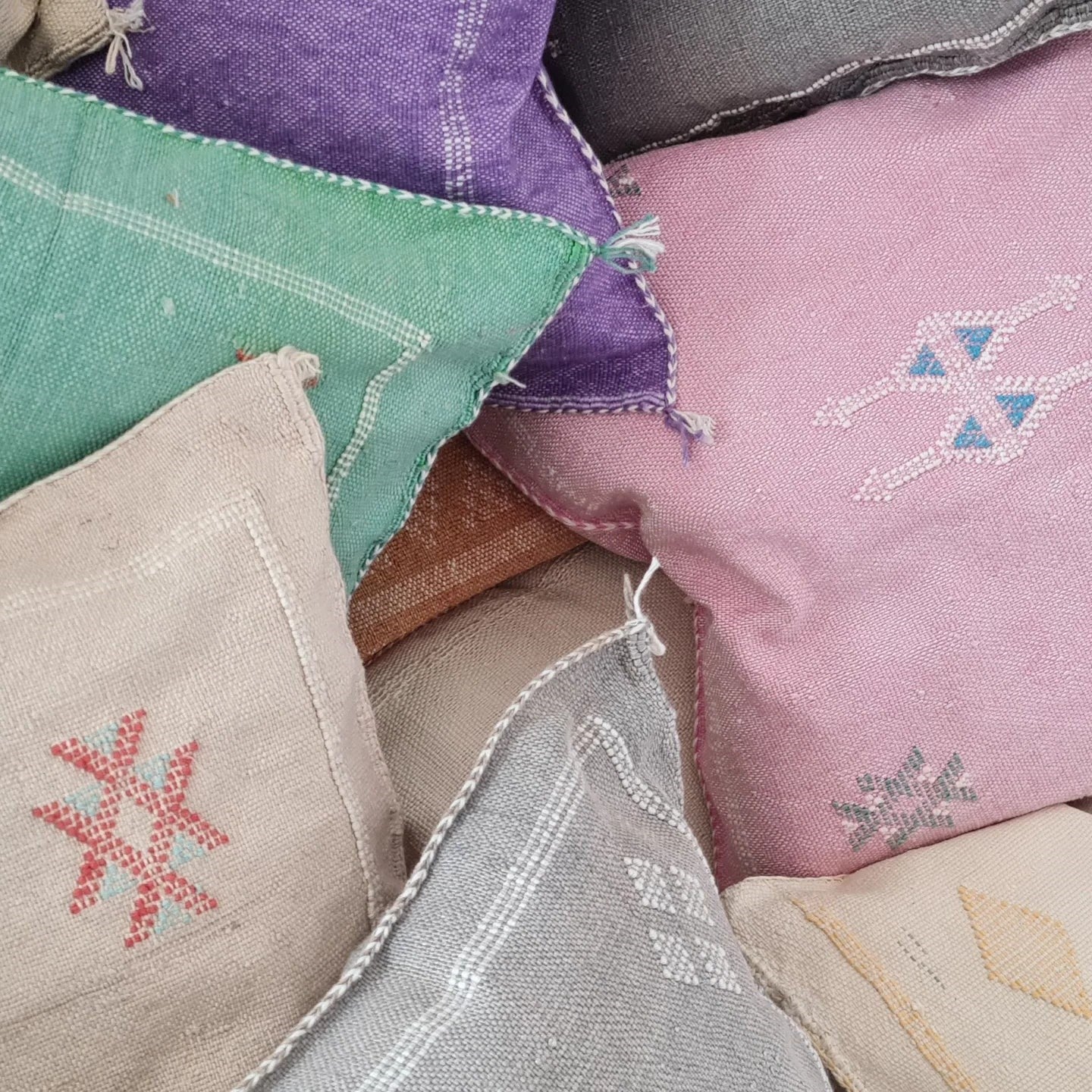 Housse de coussin Sabra rose en soie de cactus motifs Berbères
