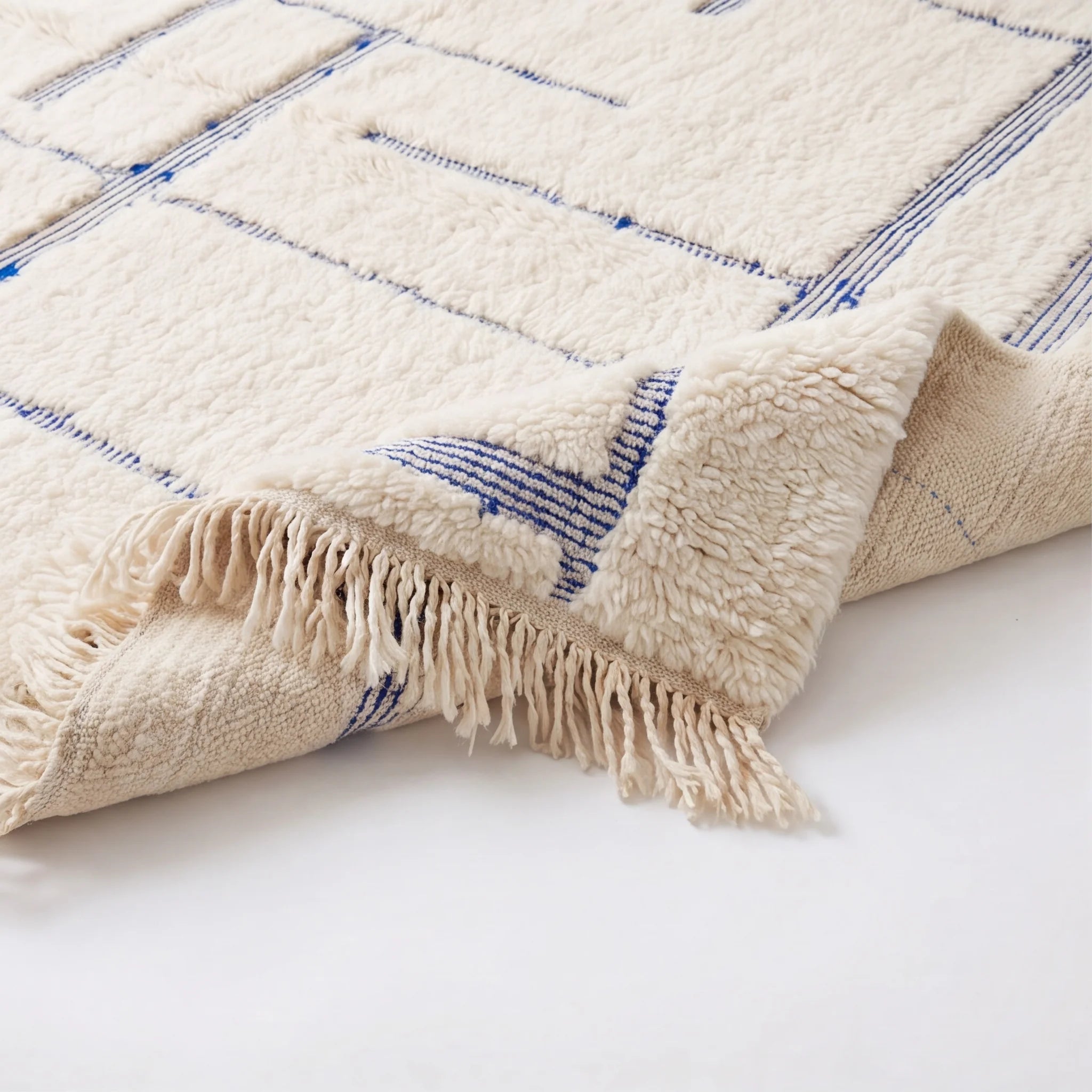 Tapis Béni Ouarain écru à motifs bleus 150x240 cm