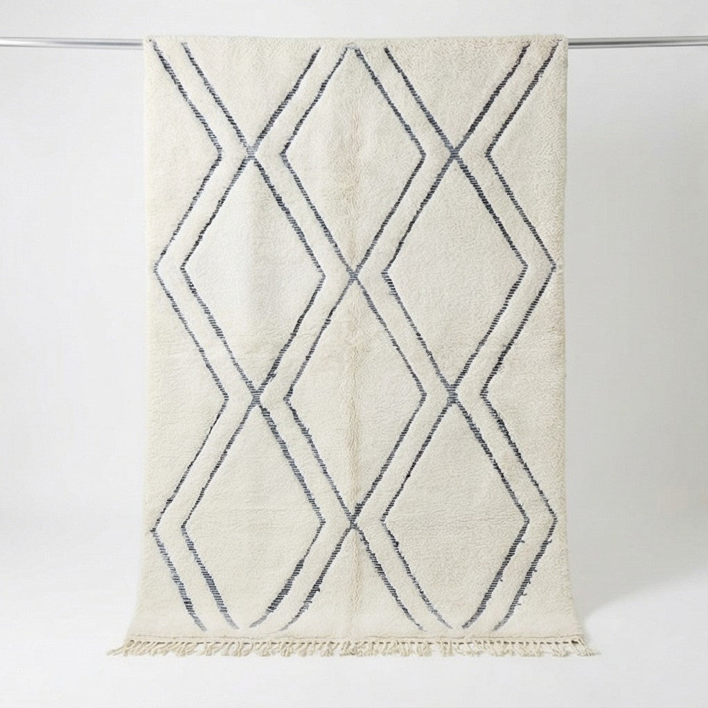 Grand tapis à losanges crème reliefs 200x300 cm, avec un motif géométrique en losanges texturés.