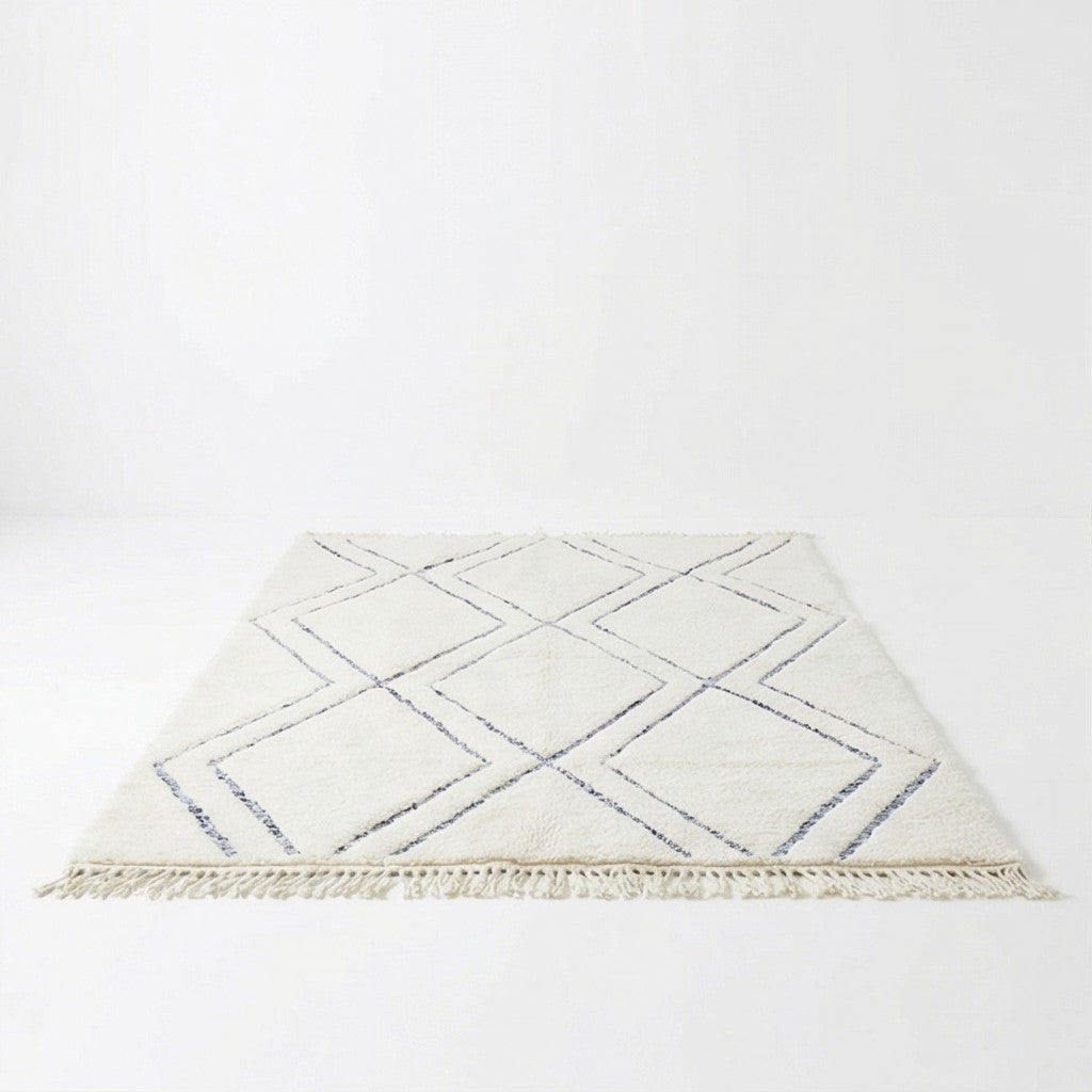 Grand tapis blanc à losanges en relief de 200x300 cm, orné de franges.
