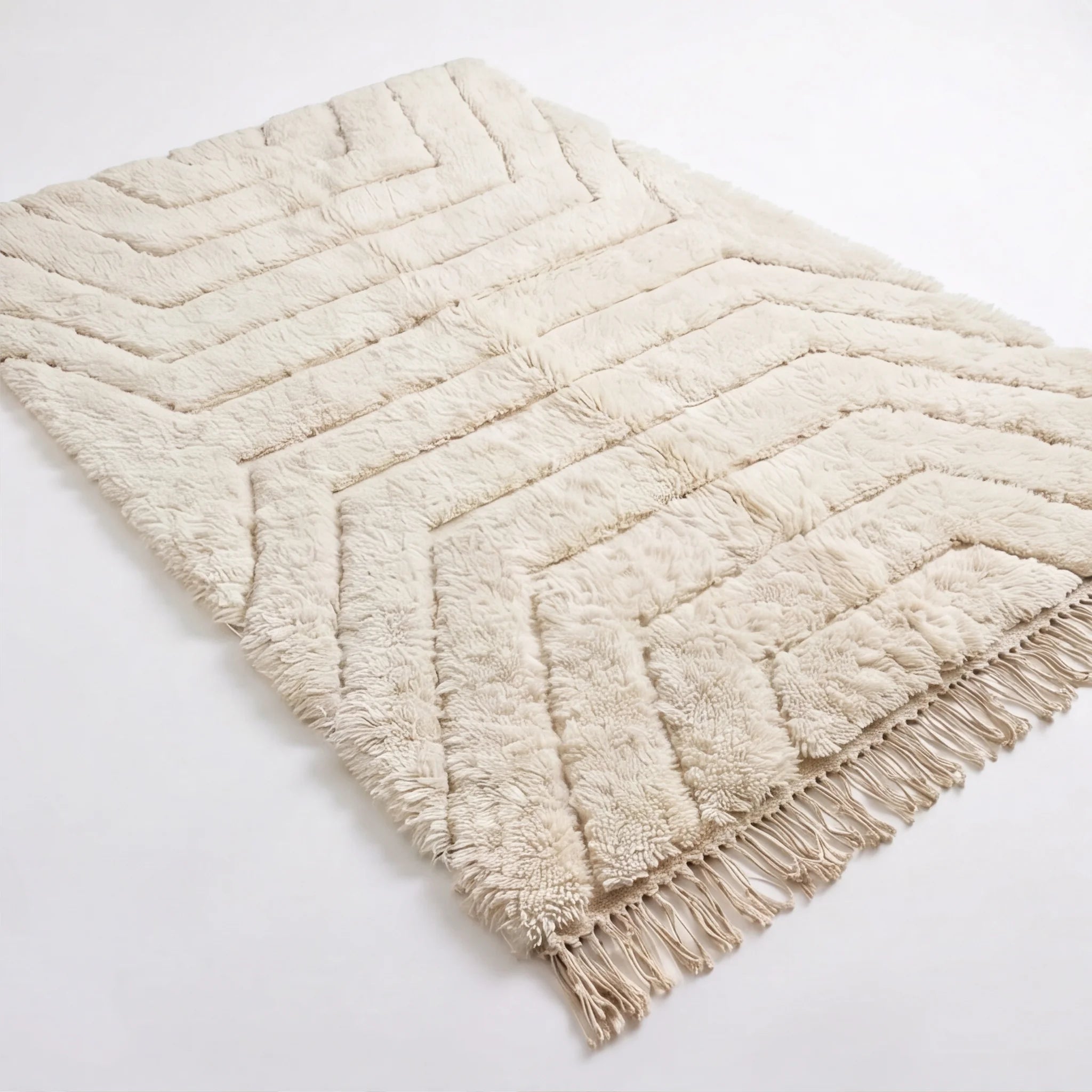 Tapis berbère écru en relief, vue de trois quarts