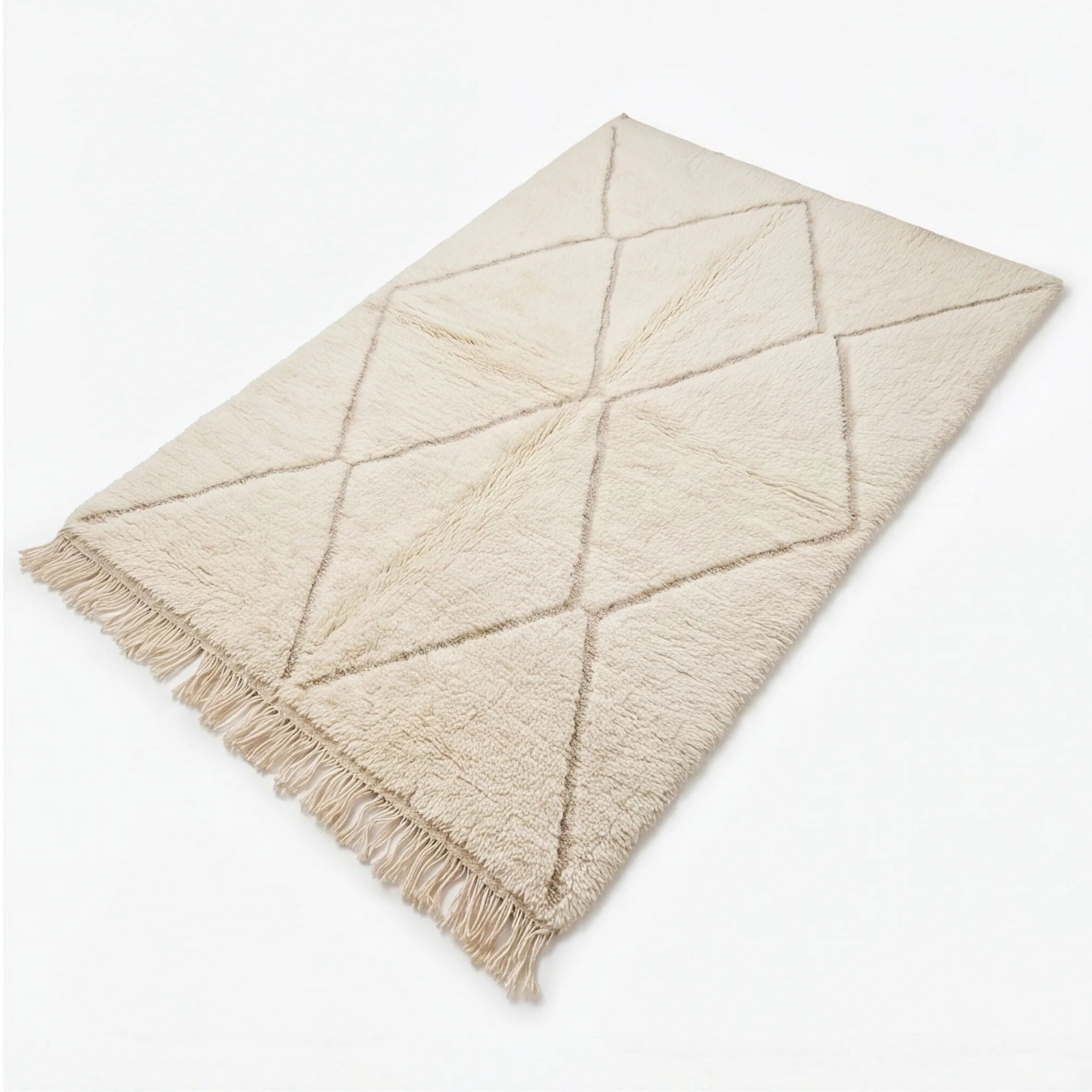 Tapis berbère écru à losanges, vue de trois quarts