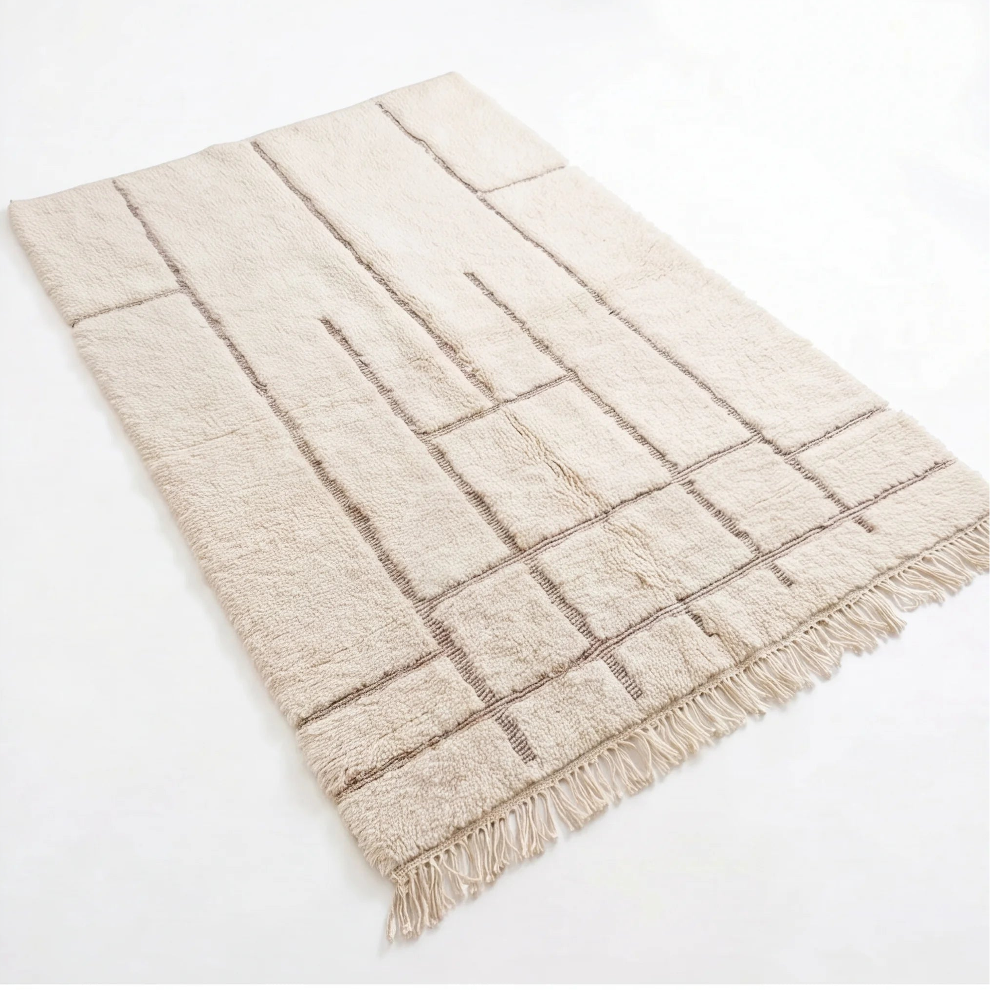 Tapis berbère écru lignes verticales, vue de trois quarts