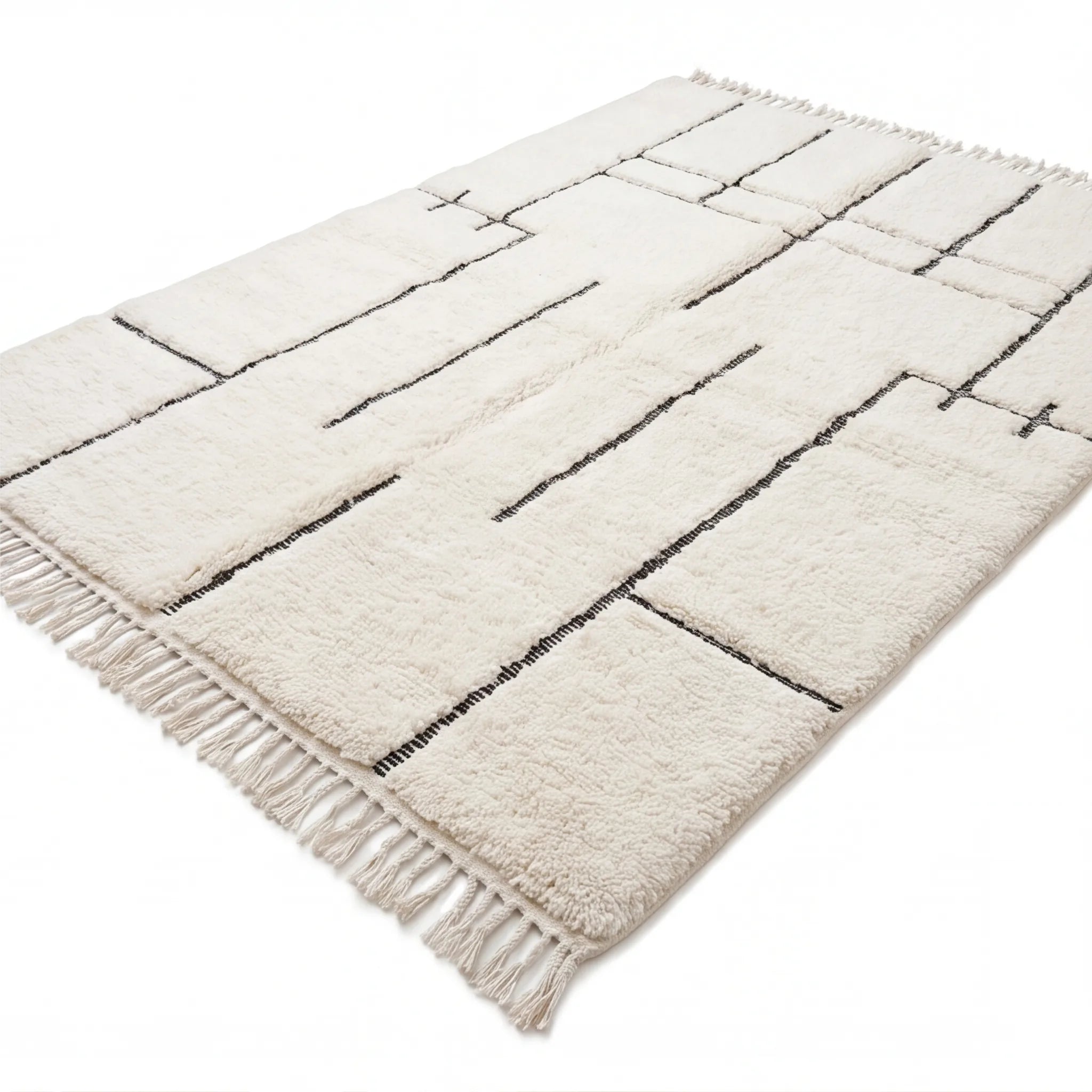 Tapis berbère écru motif géométrique, vue de trois quarts