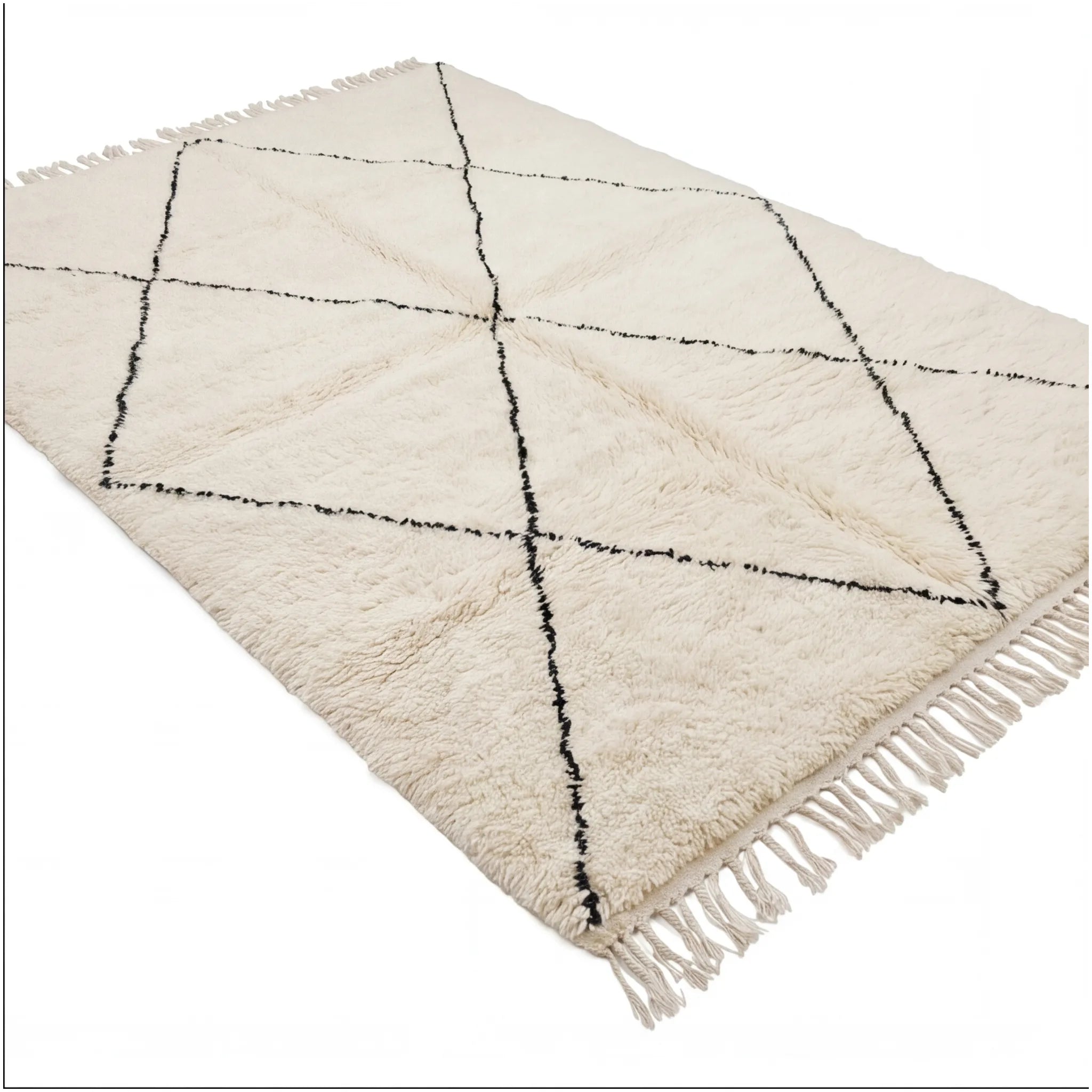 Tapis berbère écru à losanges, vue de trois quarts