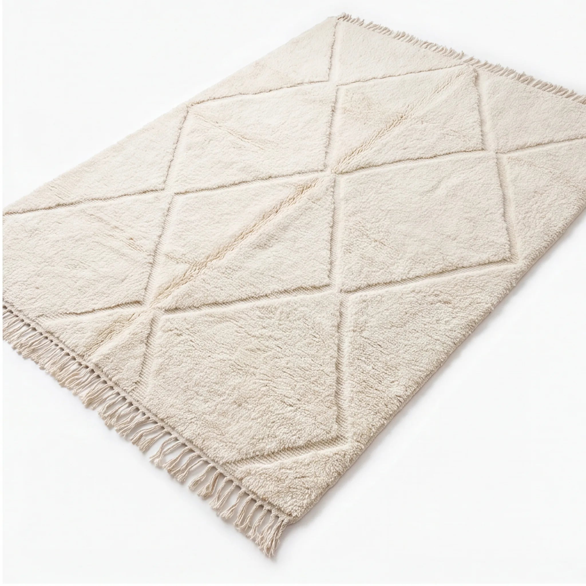 Tapis berbère écru grille graphique, vue de trois quarts