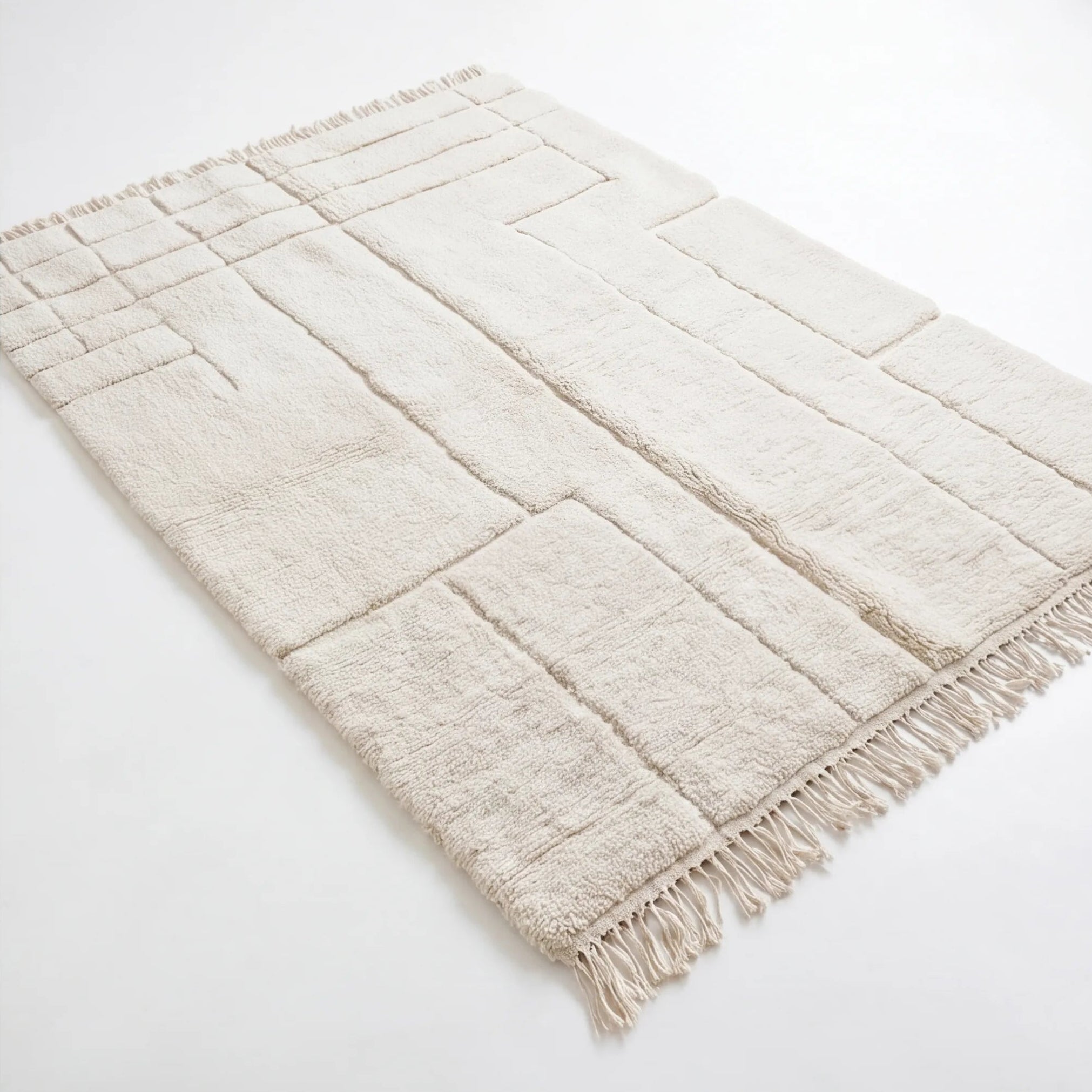 Tapis berbère écru lignes verticales, vue de trois quarts