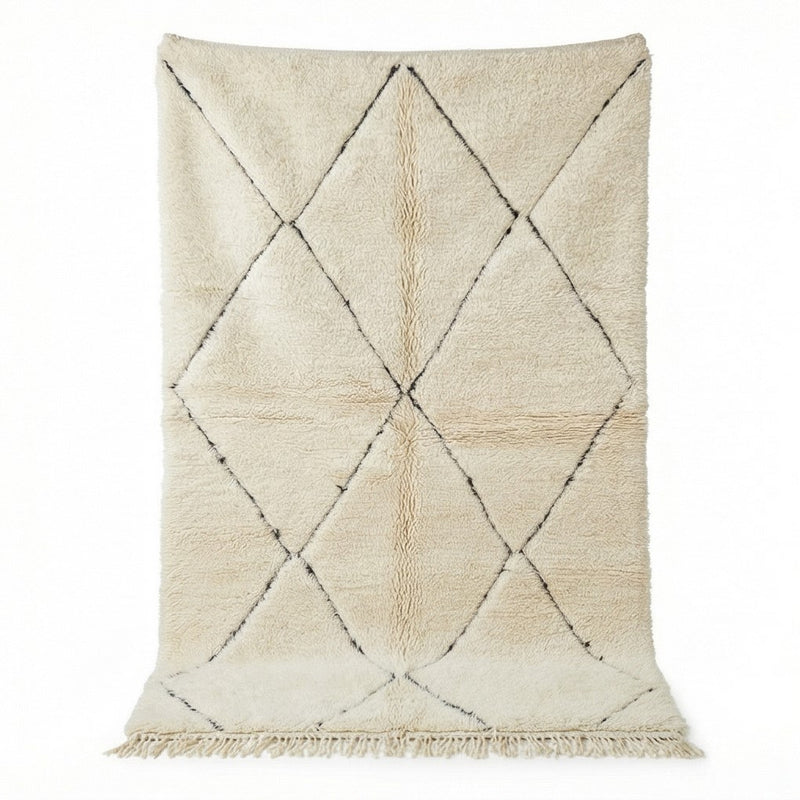 Tapis marocain en laine beige à motif losanges noirs creux.