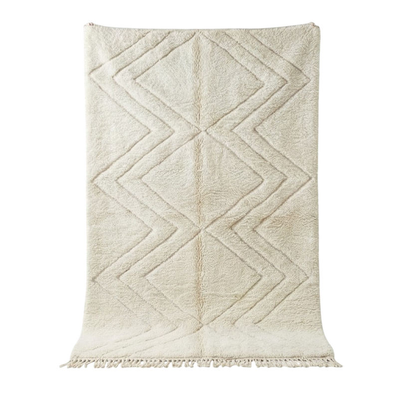 Tapis marocain abstrait épuré couleur crème Chama, avec motif géométrique en losanges et texture touffetée.
