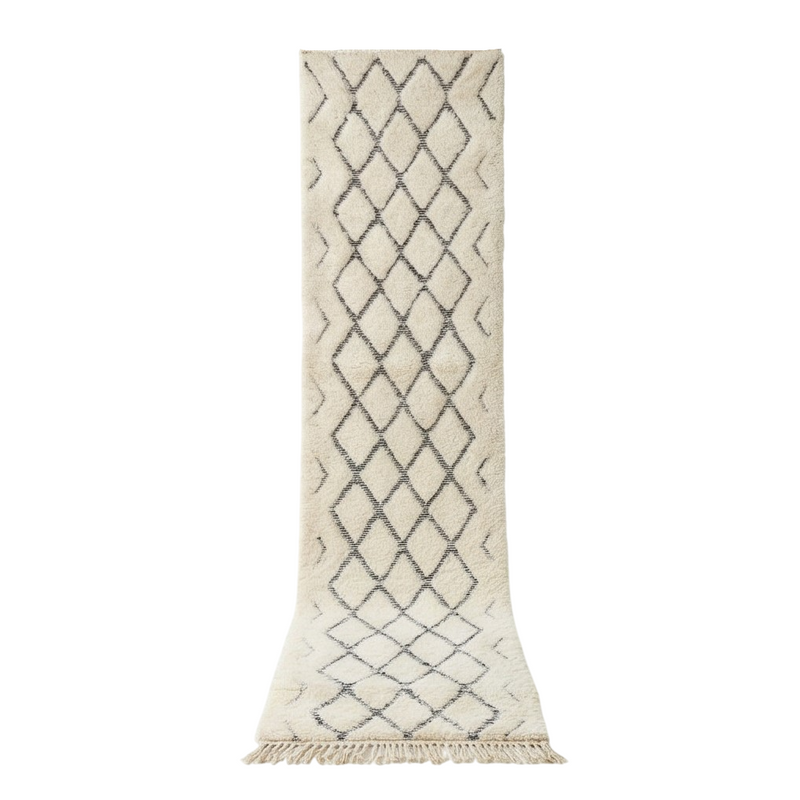 Tapis de couloir berbère écru à motifs géométriques creusés, avec des franges.
