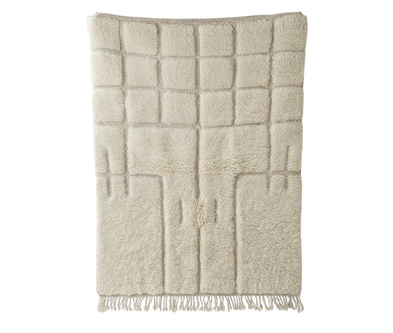Petit tapis marocain graphique blanc de style berbère avec motif géométrique en relief.

